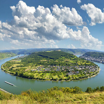 Als würden die Stimmen vom Fluss getragen