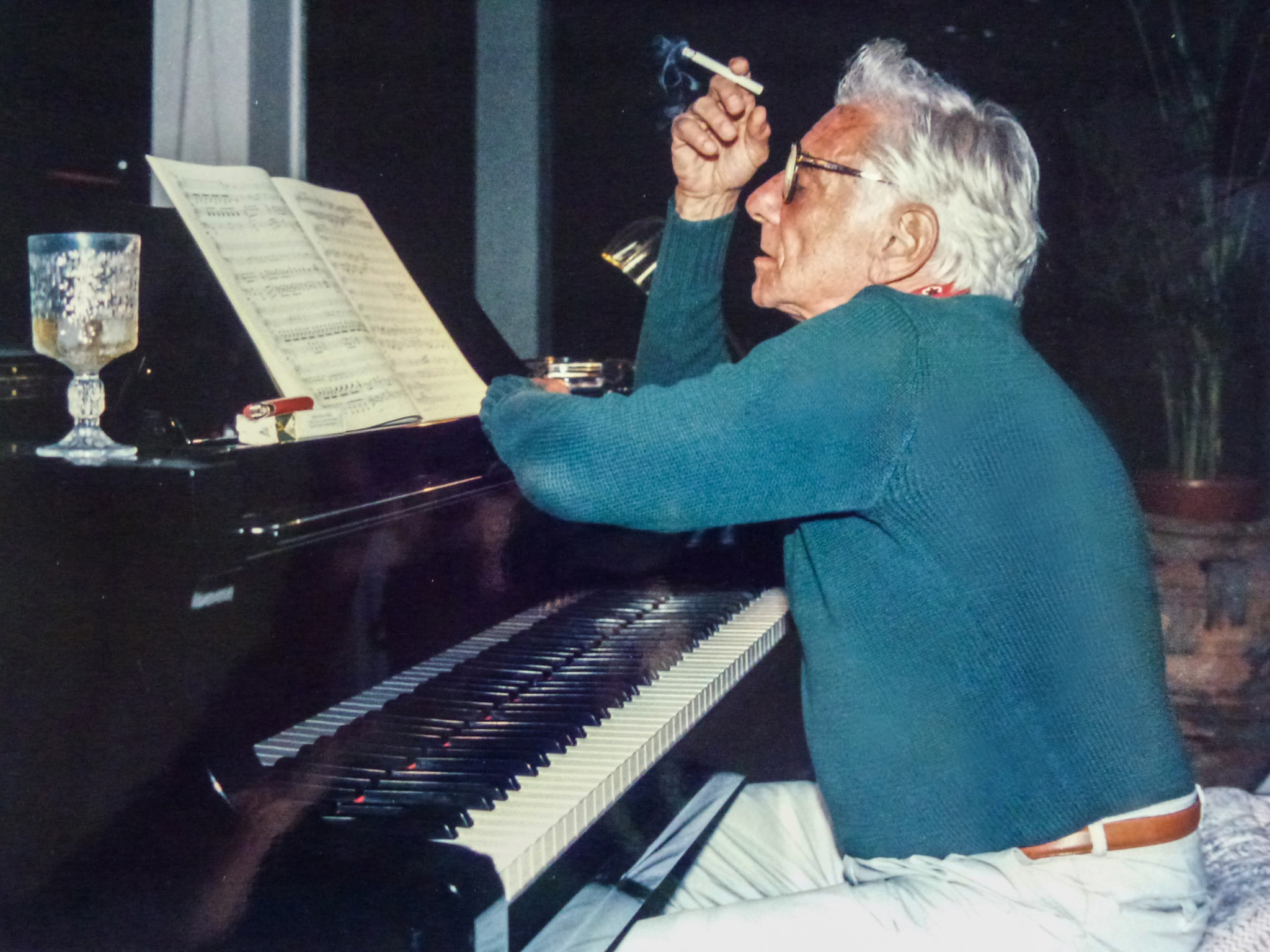 Leonard Bernstein am Flügel in der Finca von Justus Frantz
