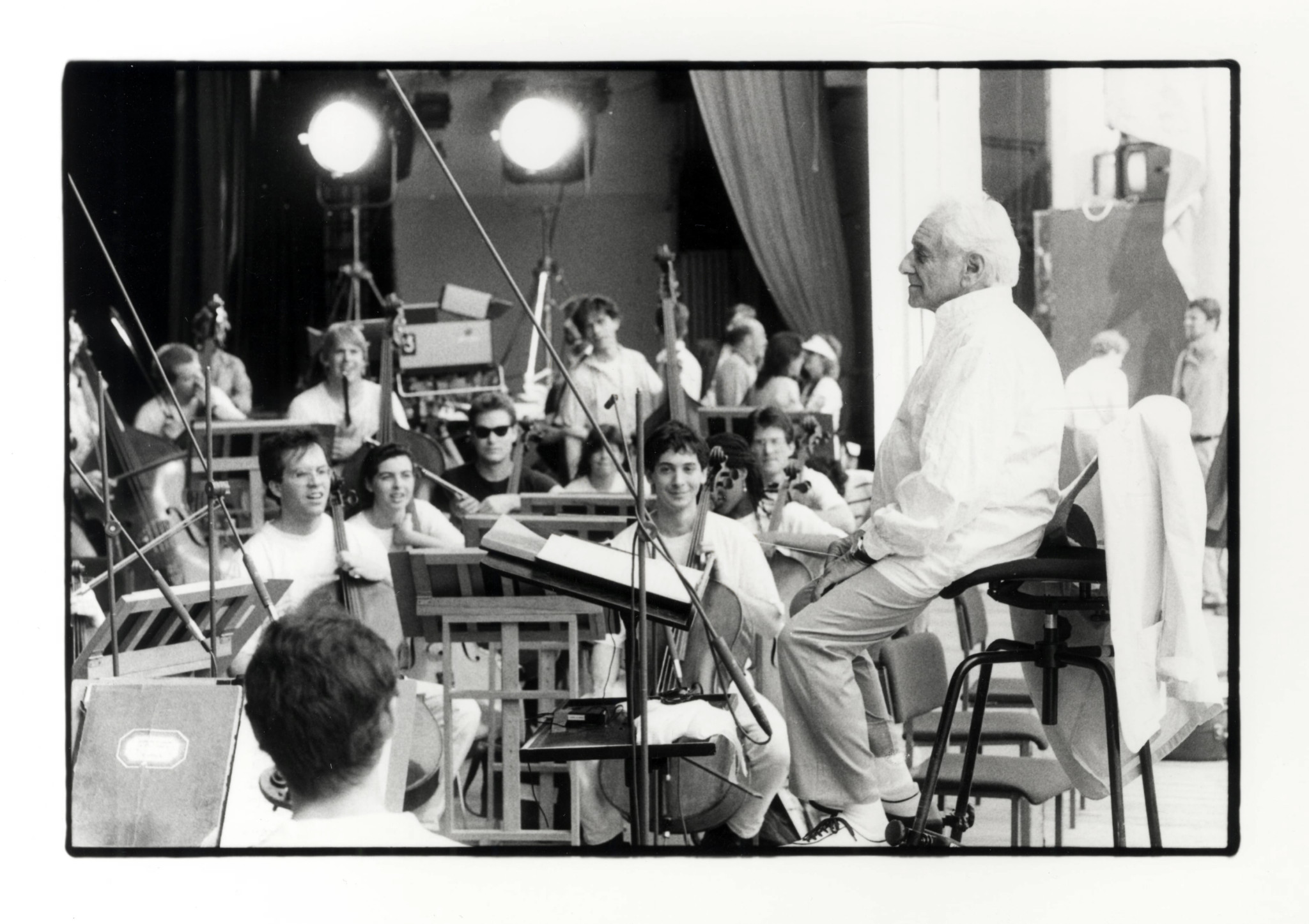 Leonard Bernstein probt mit dem Festivalorchester des Schleswig-Holstein Musik Festivals 1988