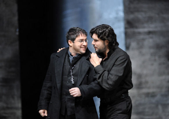 Don Carlo/Deutsche Oper Berlin: Boaz Daniel (Rodrigo, Marquis de Posa, l.) und Massimo Giordano (Don Carlo, r.)