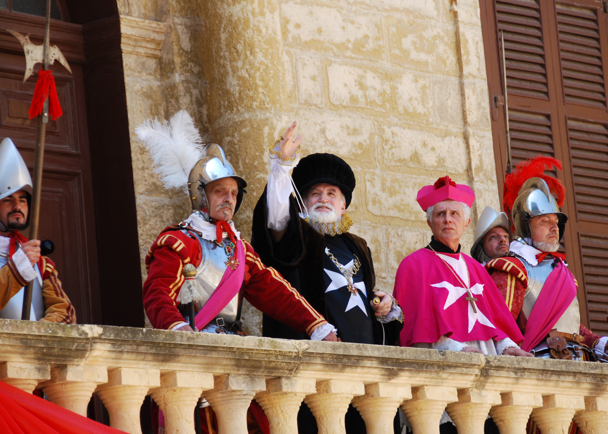 Der Großmeister des Malteserordens zeigt sich begleitet von Ordensritters auf dem Balkon des Großmeisterpalasts in Valletta