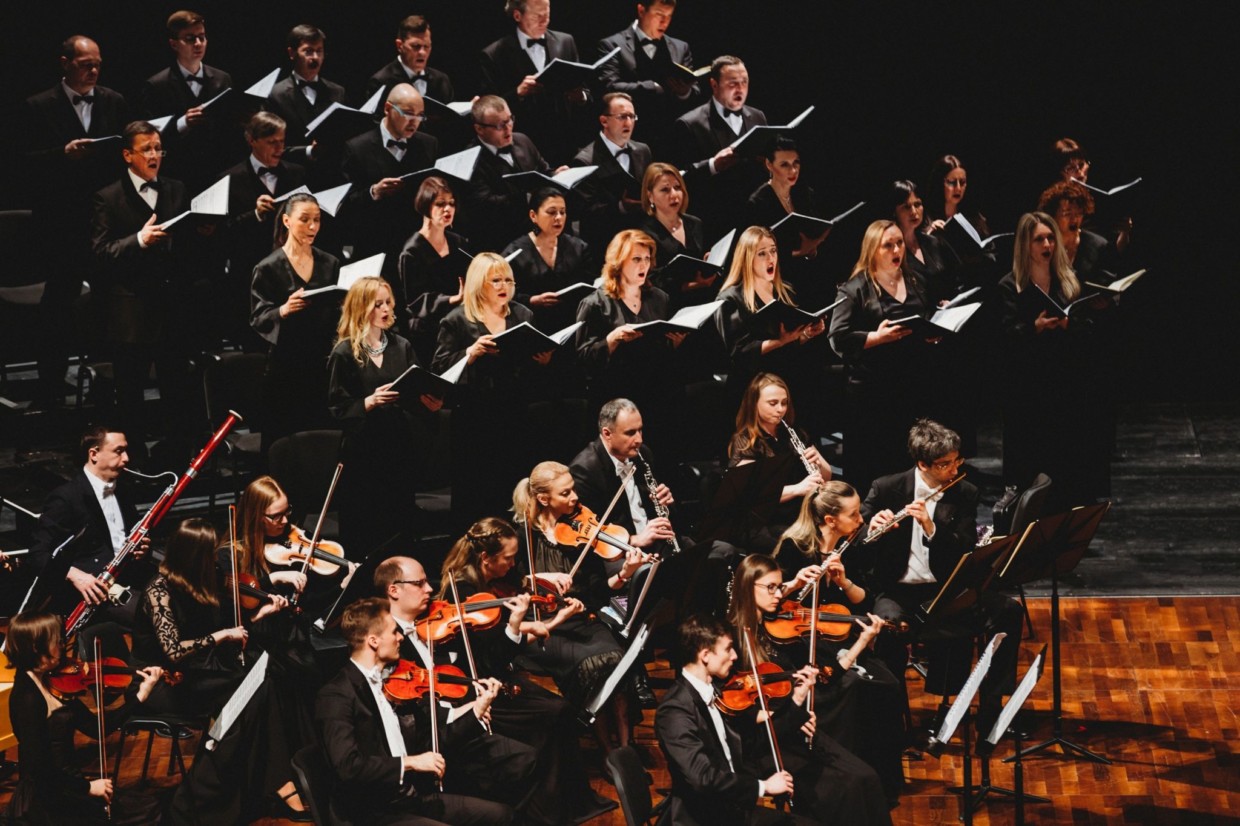 Chor und Orchester führen Bachs „Matthäus-Passion“ im Festspielhaus Erl auf.