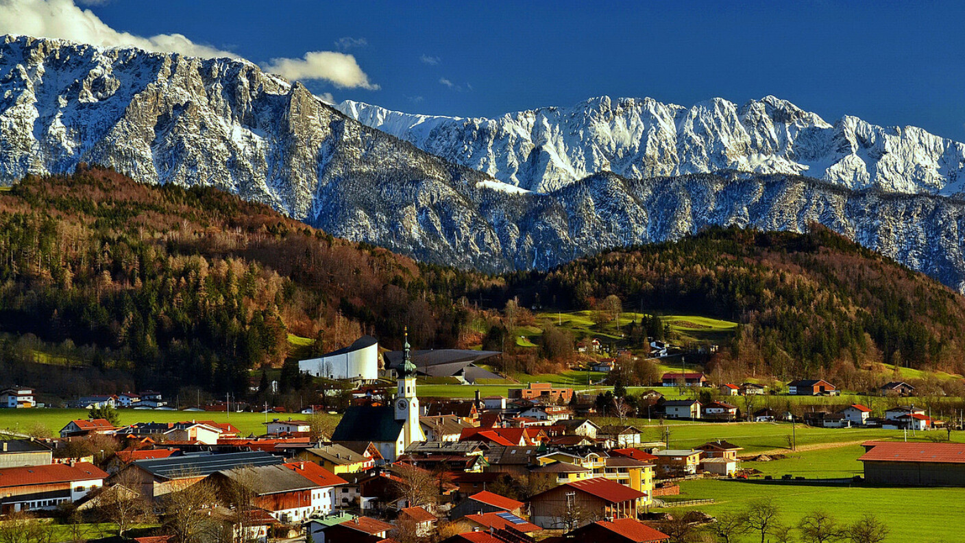 Die österreichische Gemeinde Erl in Tirol mit Bergen im Hintergrund.