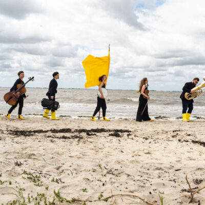 Gezeitenkonzerte: 5 Musiker am Strand
