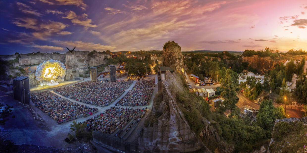 Das Festivalgelände von oben während der „Zauberflöte“ 2019