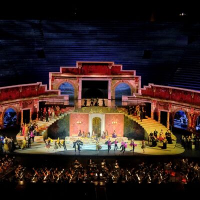 Bühnenbild von Verdis „La traviata“ in Verona 2021