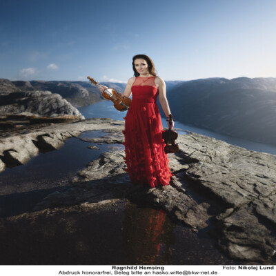 Die Unterschiede sind sicht- und hörbar: Ragnhild Hemsing  mit Hardangerfiedel und Violine