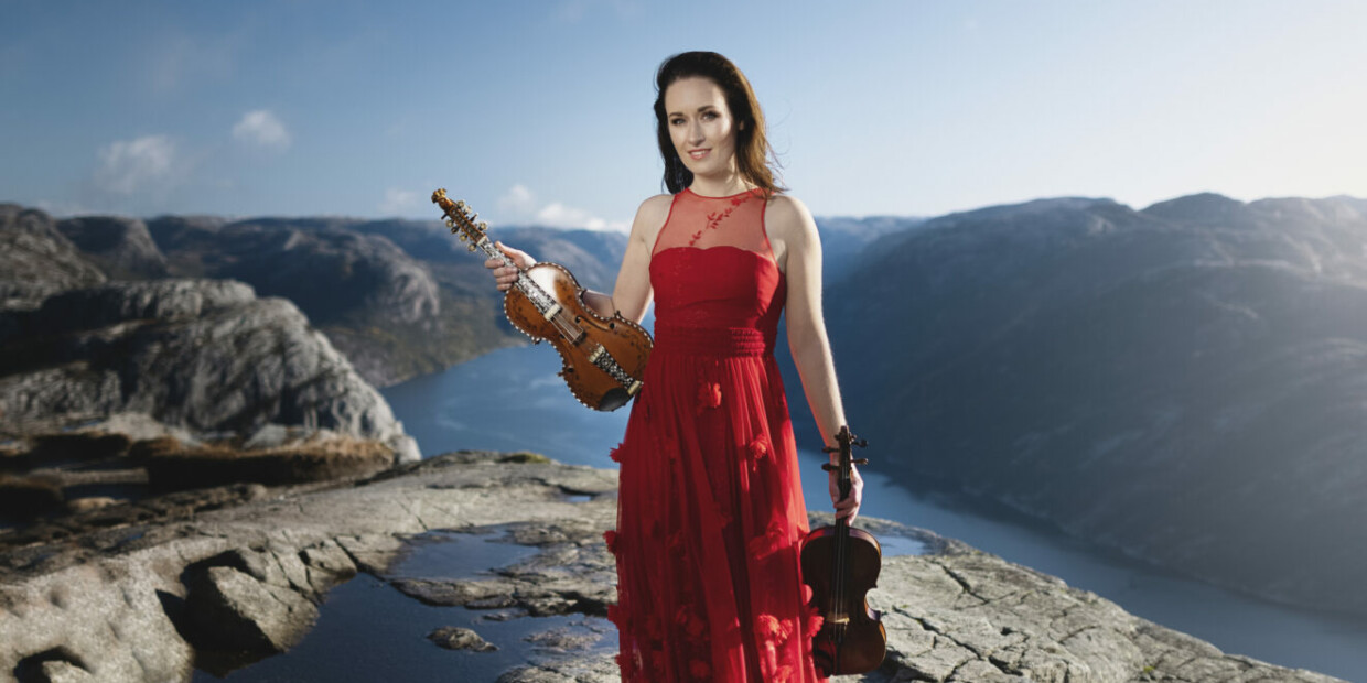 Die Unterschiede sind sicht- und hörbar: Ragnhild Hemsing  mit Hardangerfiedel und Violine