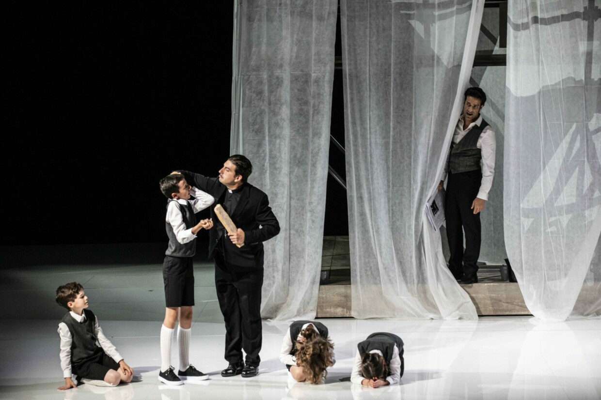 Daniele Terenzi (Le Sacristain) und Rame Lahaj (Mario Cavaradosi) in „Tosca“ an der Opéra National de Lorraine