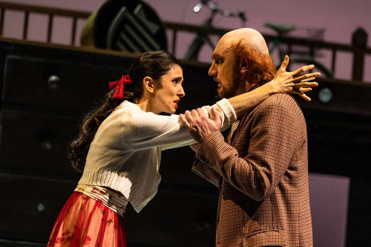 Sara-Maria Saalmann und Tomasz Wija in „Der Barbier von Sevilla“ am Staatstheater Meiningen