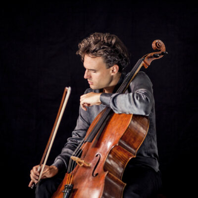 Cellist Leonard Elschenbroich gibt sein Wissen in Meisterkursen weiter und tritt auch als Dirigent auf.