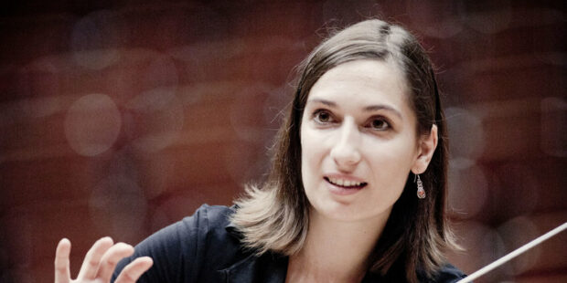 Ariane Matiakh ist seit der Spielzeit 2022/2023 Chefdirigentin der Württembergischen Philharmonie Reutlingen.