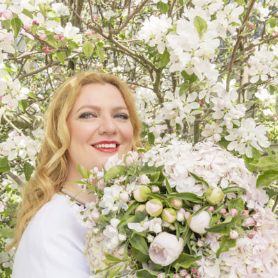 Kaum zu glauben angesichts der Blumenseligkeit, aber die Elektra ist eine von Aile Asszonyis Paraderollen