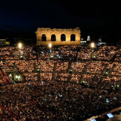 Beim Opernfestival darf sich auch das Publikum in die Arena di Verona setzen