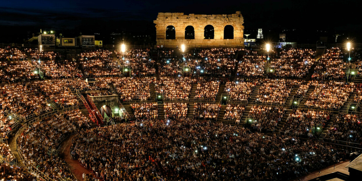 Beim Opernfestival darf sich auch das Publikum in die Arena di Verona setzen