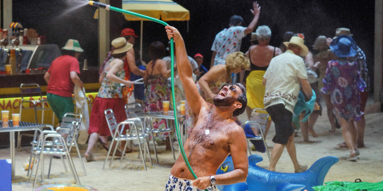 Erotische Strandparty: Donizettis „Der Liebestrank“ in der Inszenierung von Damiano Michieletto