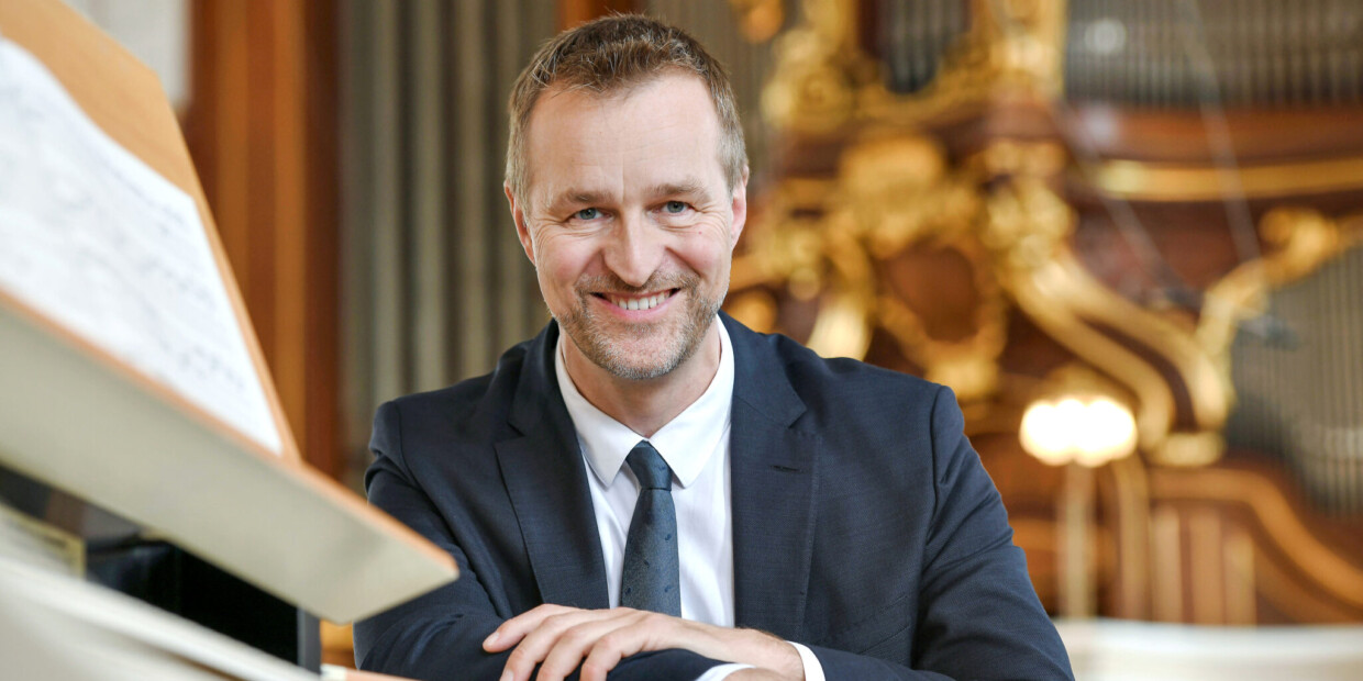 Seit 2020 prägt er als Michelkantor in Hamburg maßgeblich das norddeutsche Chor- und Sakralmusikwesen mit.