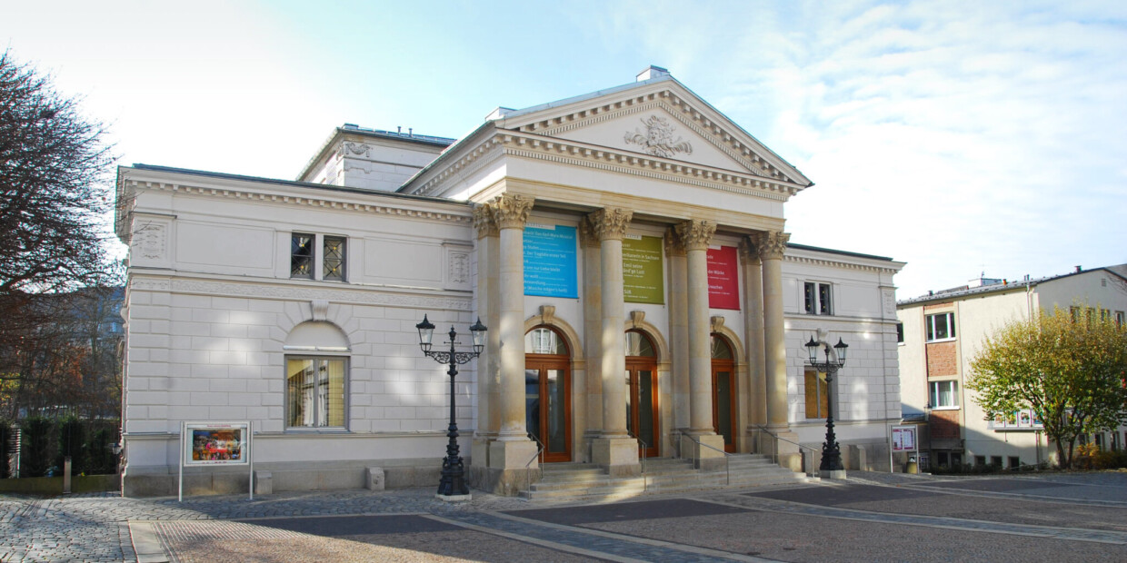 Wie komme ich ans Erbe? Diese Frage stellt man sich am Vogtlandtheater Plauen in Steven Lutvaks Musical „Liebe, Mord und Adelspflichten“