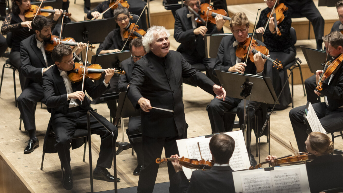 Sir Simon Rattle dirigiert das Symphonieorchester des Bayerischen Rundfunks in der Münchner Isarphilharmonie