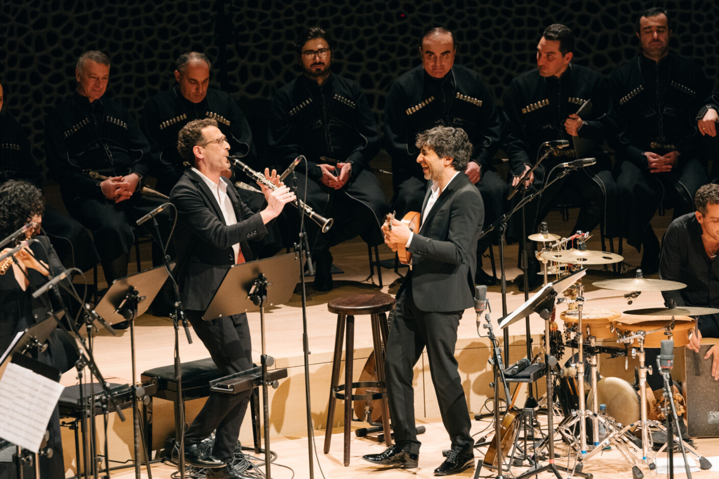 Avi Avital (rechts) und das Between Worlds Ensemble