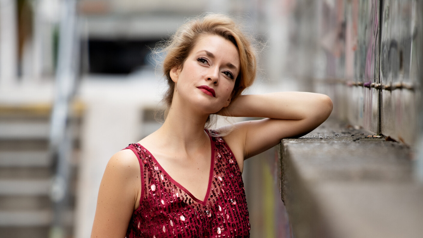 Ihr Repertoire reicht von Mozart und Strauss bis hin zu zeitgenössischen Uraufführungen: Vera-Lotte Boecker