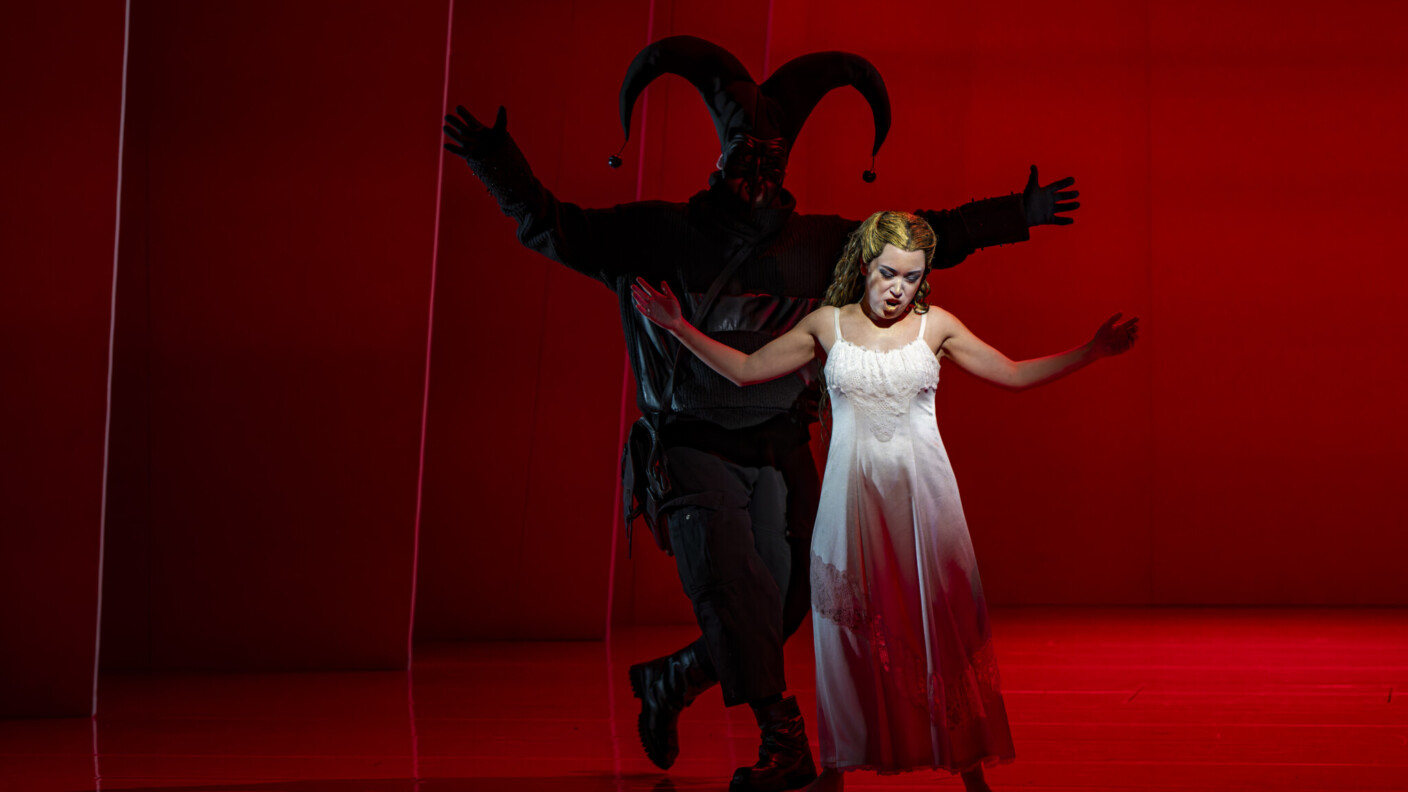 Im neuen Baseler „Macbeth“ hat nicht nur die schlafwandelnde Lady Macbeth den Schelm im Nacken.