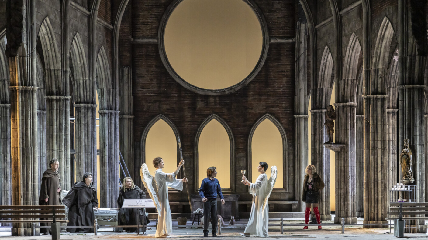 Zwischen naturalistischer Aktualisierung und kitschigem Katholizismus zerrieben: der langersehnte neue „Parsifal“ an der Semperoper Dresden