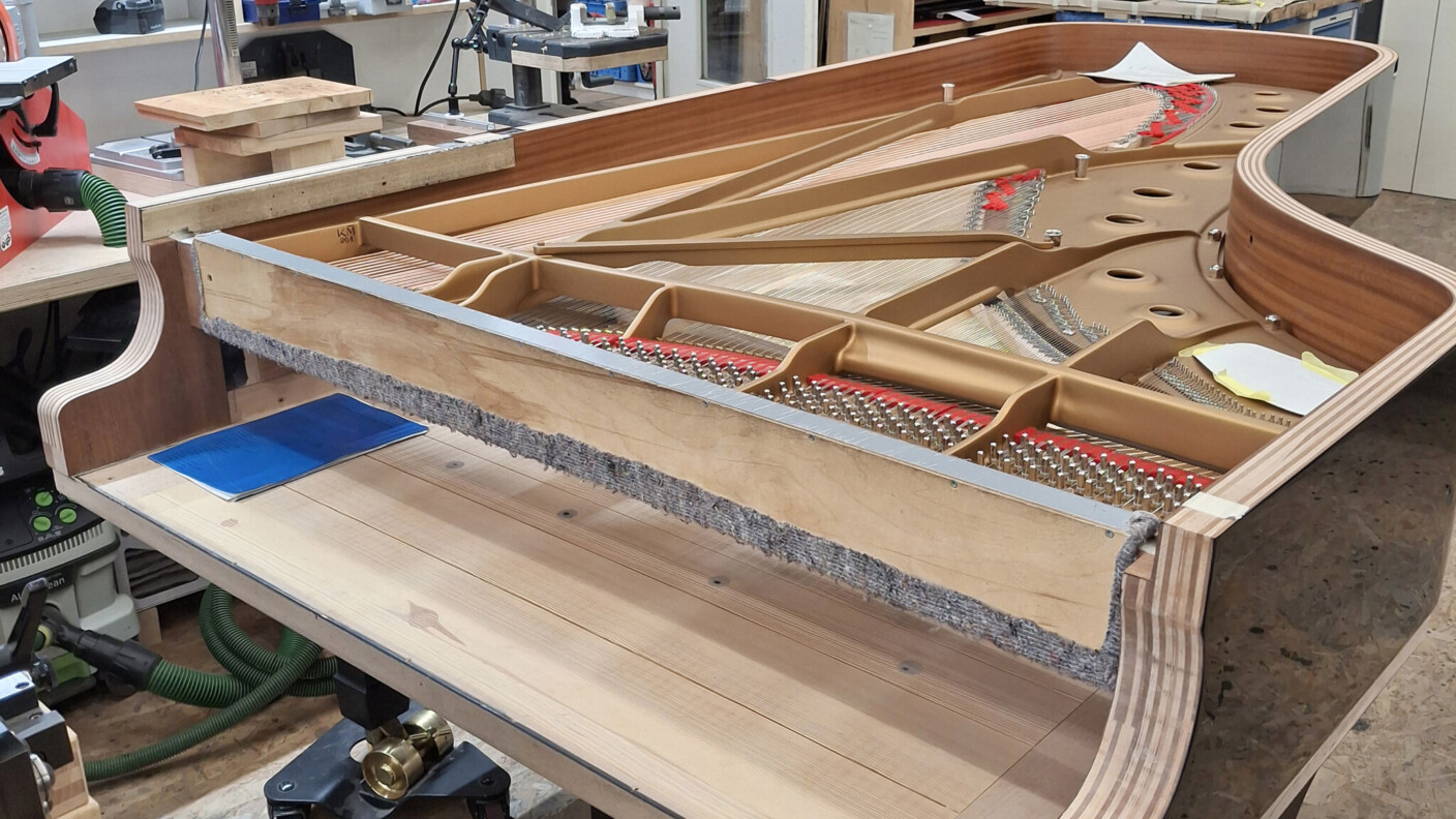 Was fehlt auf diesem Bild? Tiefe Einblicke in die Restaurierung von Konzertflügeln