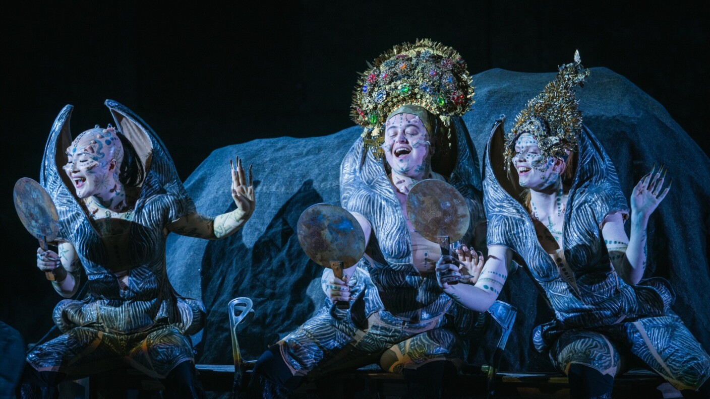 Prachtvoll und passend in Szene gesetzt: Kirill Serebrennikovs Inszenierung von „Das Rheingold“ in der Salzburger Felsenreitschule