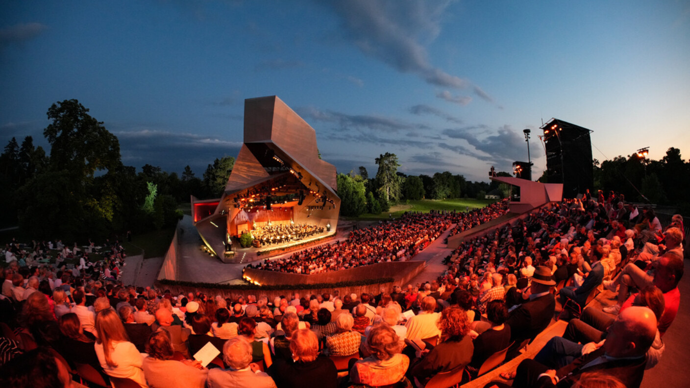 Glanzvolle Orchesterpracht vor Architektur-Stilikone