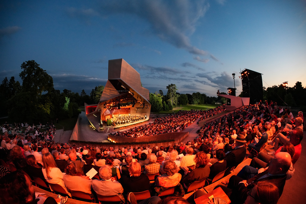 Glanzvolle Orchesterpracht vor Architektur-Stilikone